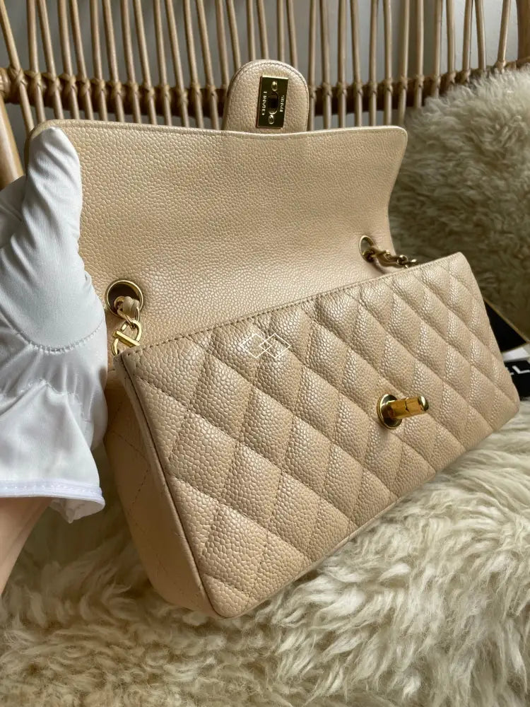 Chanel Beige Claire Caviar East West Flap Gold Hardware – como-vintage