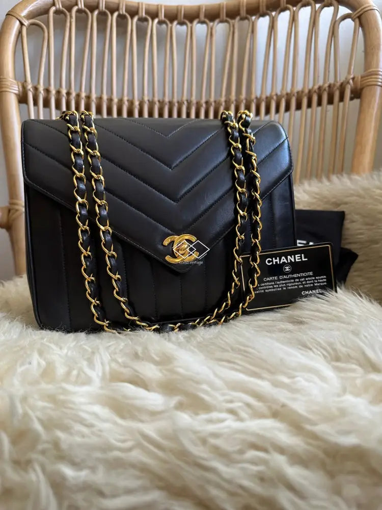 CHANEL Vintage Black Quilted Lambskin Leather Medium Single Chain