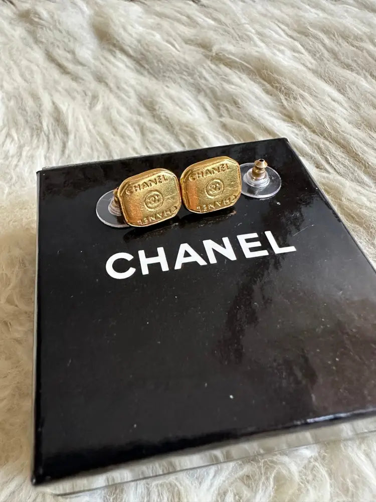 Vintage Chanel 24k Gold Stud Earring – como-vintage