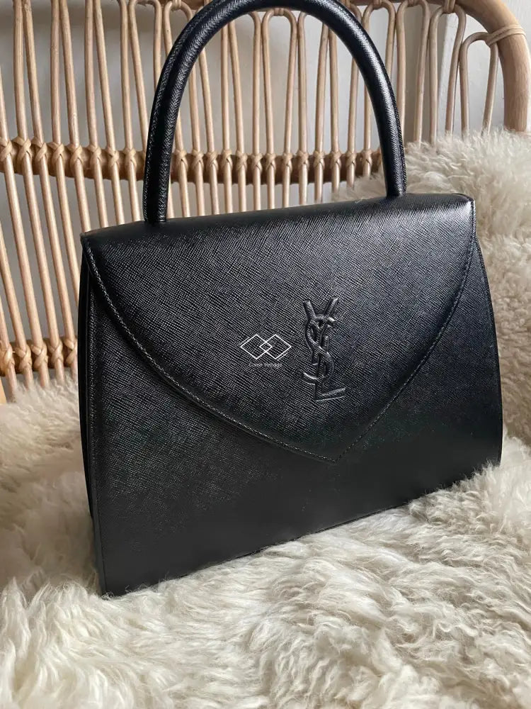 YSL Black Grained Shiny Leather Top Handle como vintage