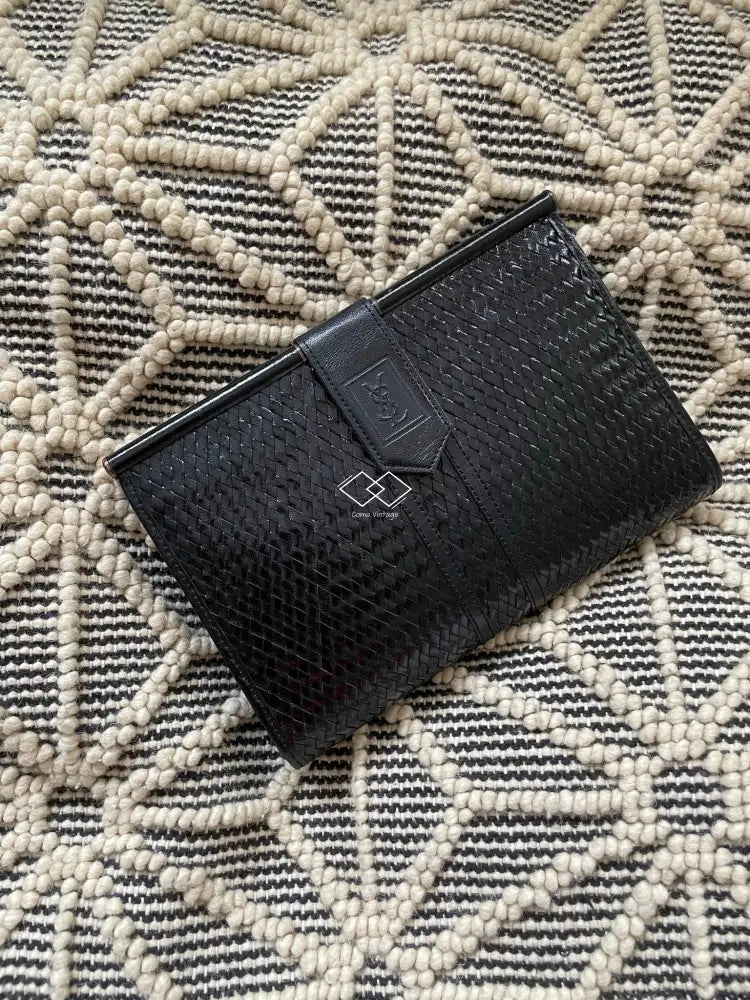 YSL Black Weaved Shiny Leather Envelope Clutch como vintage